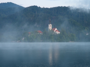 Poranne mgiełki nad jeziorem Bled