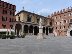 Pomnik Dantego oraz Loggia del Consiglio - Palazzo Domus Nouva na Piazza dei Signori