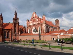 Kościół św. Anny, kościół św. Franciszka i Bernarda oraz pomnik Mickiewicza przed nimi