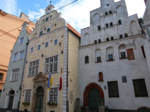 Kompleks kolorowych kamieniczek, zwanych Trzej Bracia (Trīs brãli)