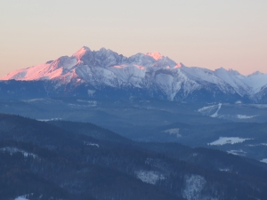 Widok na Tatry z Wysokiego Wierchu zimą