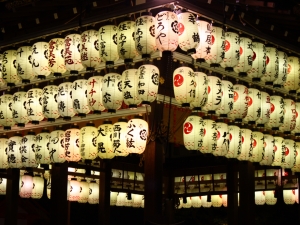 Lampiony w Yasaka Shrine nocą, Kioto