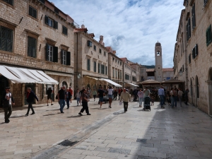 ulica Stradun, na końcu wieża zegarowa