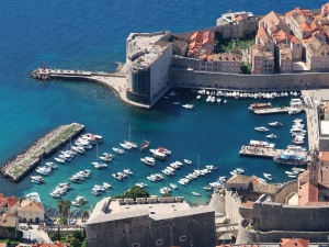Widok na stary port ze wzgórza Srd (na dole fort Revelin, na górze fort św. Jana)