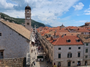 Widok z murów Dubrownika na ulicę Stradun