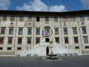 Palazzo della Carovana na historycznym placu Piazza dei Cavalieri