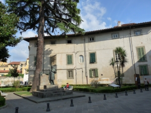 Pomnik włoskiego matematyka i polityka Ulisse Diniego na placu Piazza dei Cavalieri 