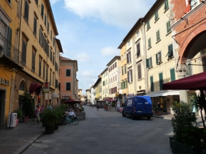 Ulica Borgo Stretto w historycznym centrum Pizy