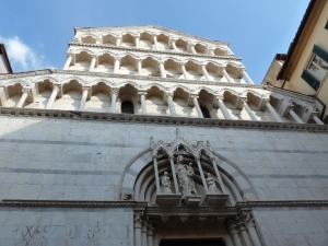 Marmurowa fasada kościoła San Michele in Borgo